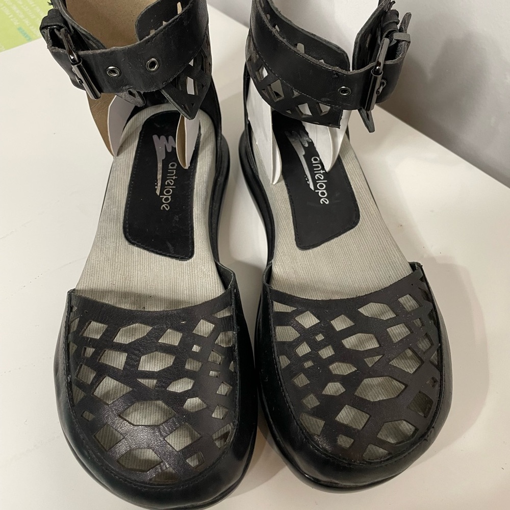 Antelope beautifully crafted womens leather sandal. SZ 37.